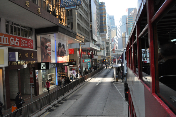 Вид из окна трамвая в Гонконге