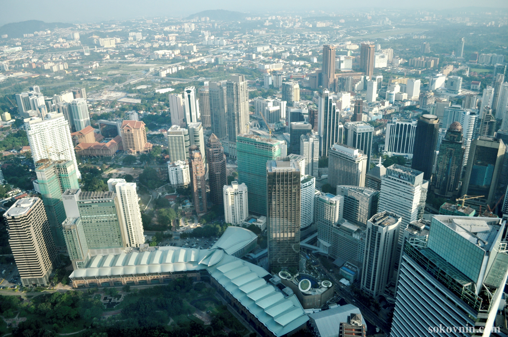 Вид из башен Петронас на Куала-Лумпур