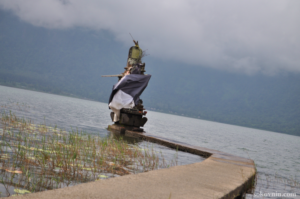 Священное озеро Братан и храм Улун Дану