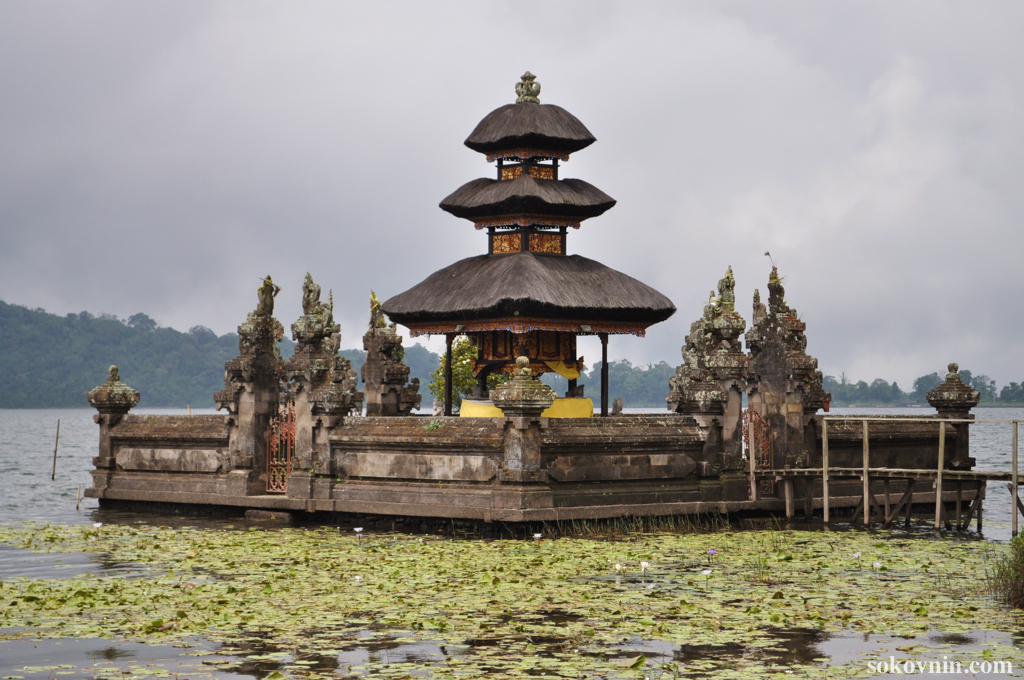 Священное озеро Братан и храм Улун Дану