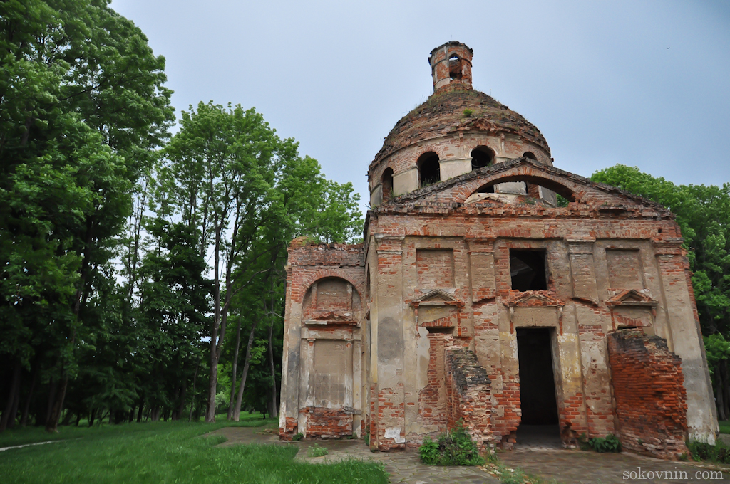 Разрушенная церковь на территории усадьбы Лафер