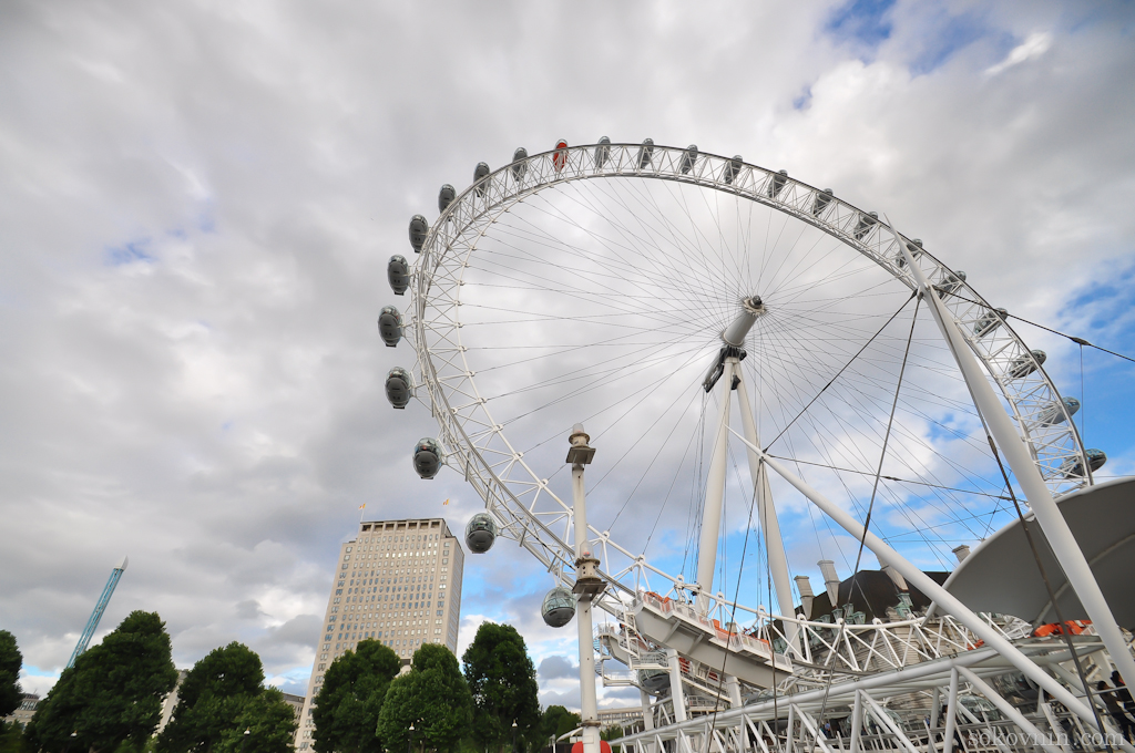 Гигантское колесо обозрения London Eye