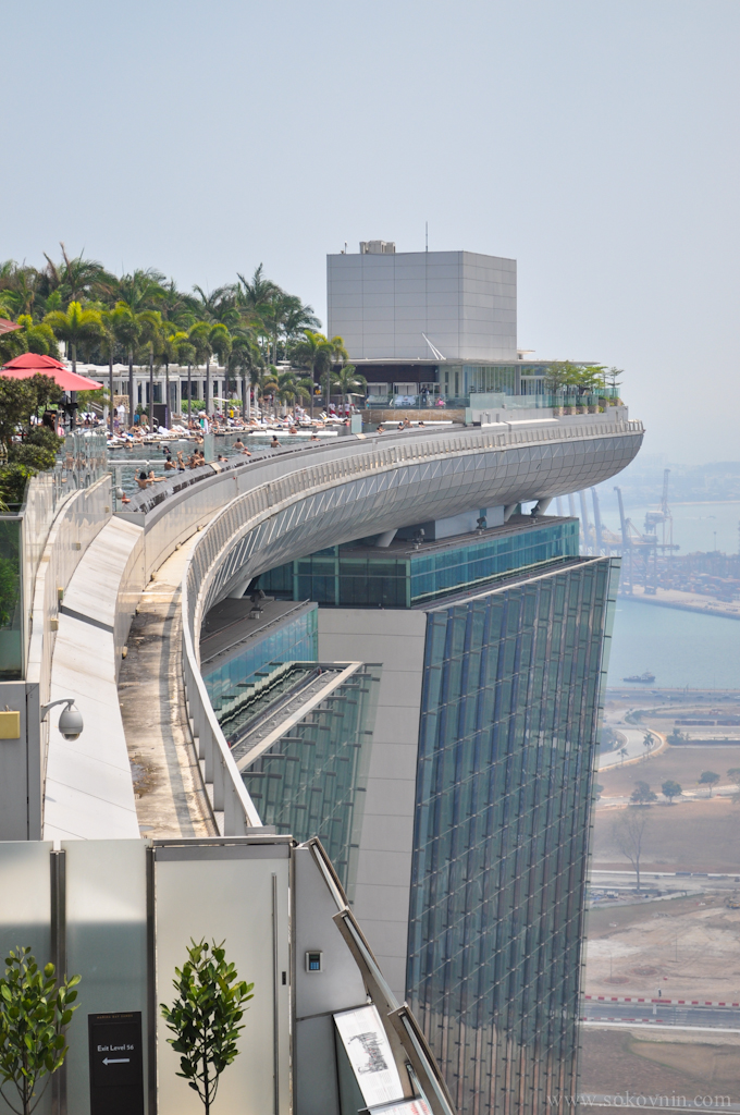 Бассейн на крыше отеля Marina Bay Sands в Сингапуре