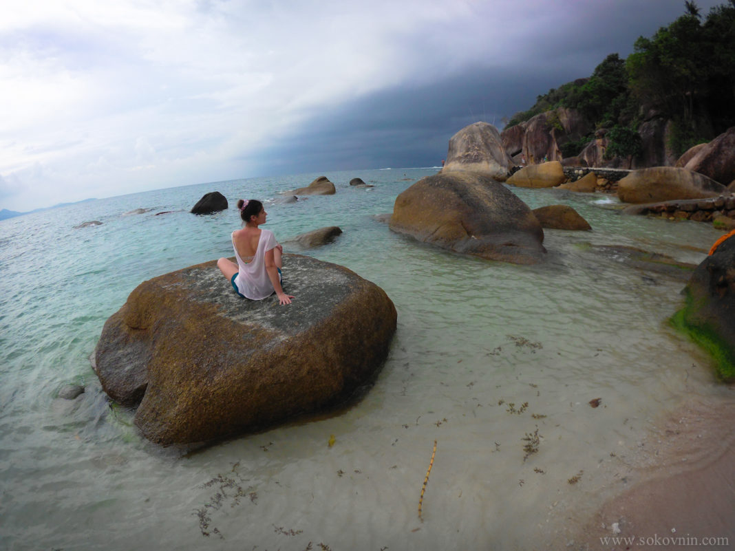 Остров Самуи пляж с камнями