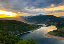 Путешествие на машине по горам Болгарии